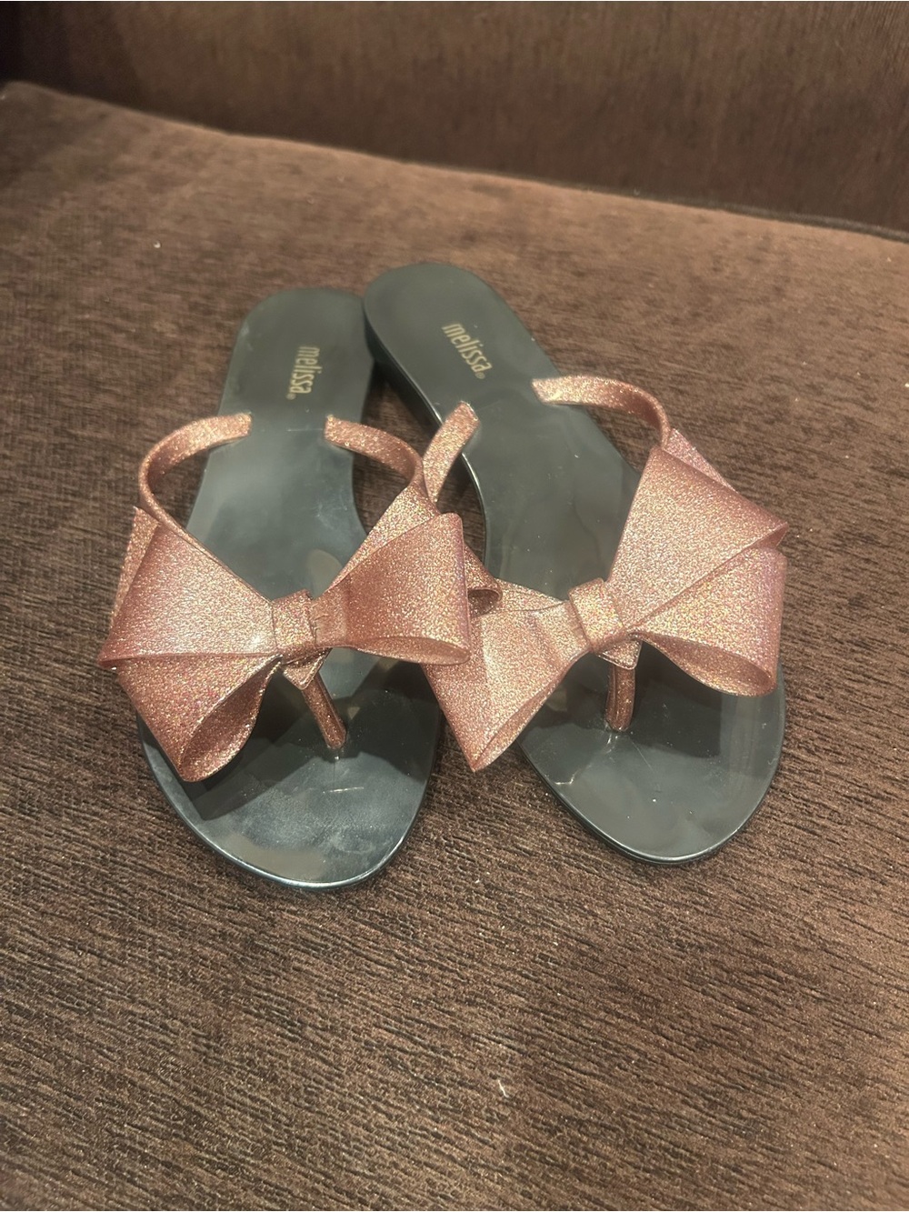 Melissa Women’s Glitter Bow Thong Sandals in Rose Gold Sz 7
